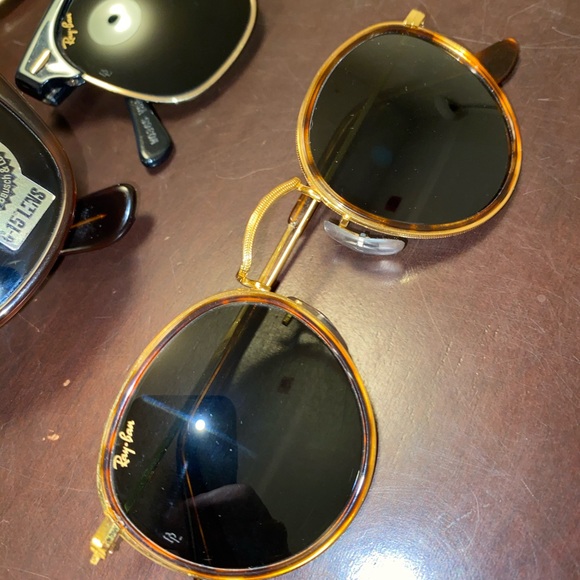 Multiple pairs of Ray Ban sunglasses - Picture 3 of 16